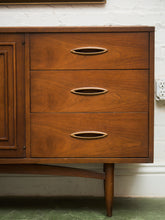 Load image into Gallery viewer, Broyhill Sculptra Dresser
