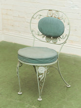 Load image into Gallery viewer, Woodard Vintage Rustic 5 piece outdoor Set
