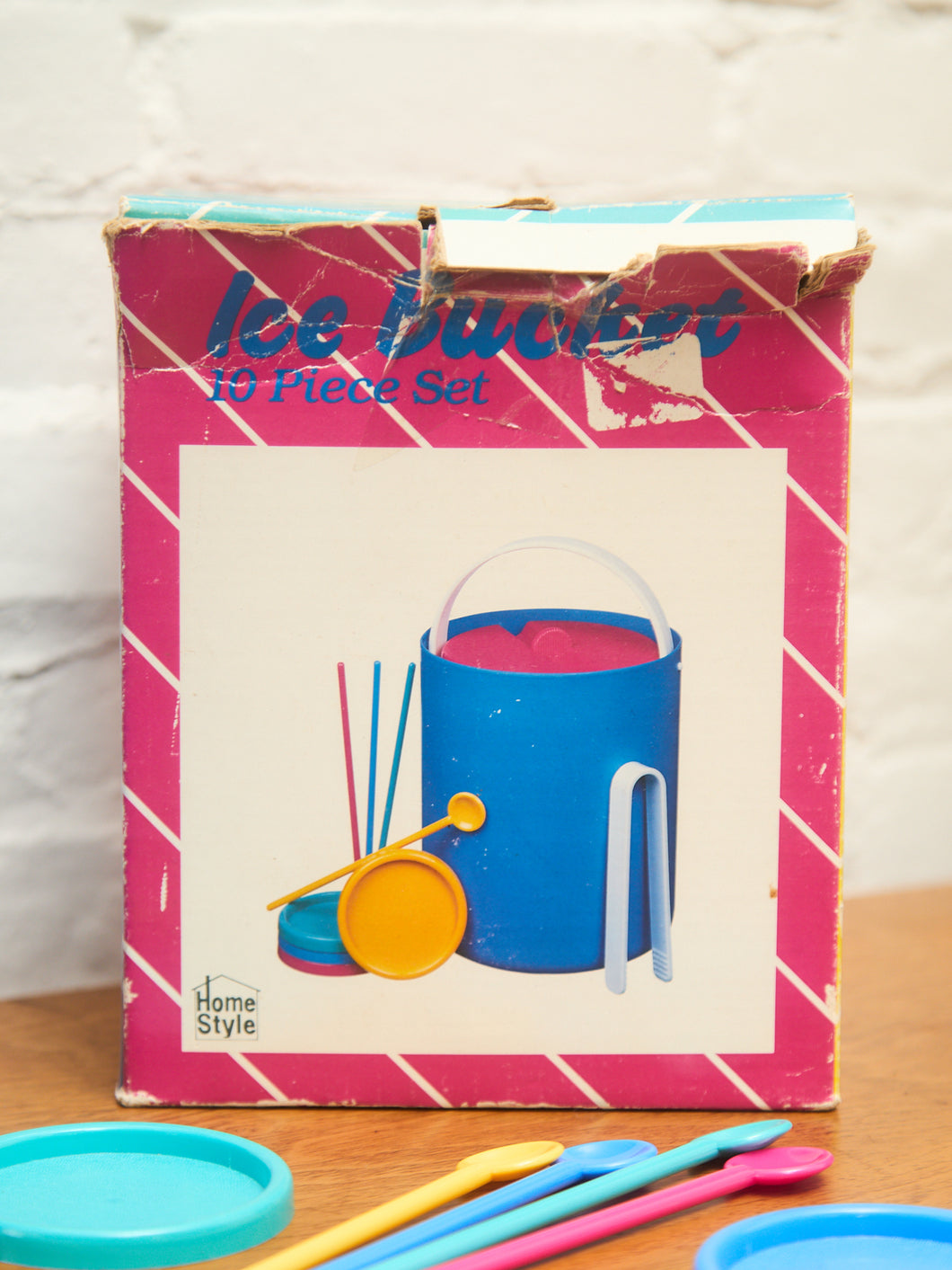 Fun post modern plastic Ice bucket with covers and straws for cups