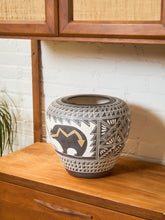 Load image into Gallery viewer, Native Shy-Yai-Zta Romero Vase Acoma Pueblo, New Mexico.
