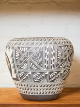 Load image into Gallery viewer, Native Shy-Yai-Zta Romero Vase Acoma Pueblo, New Mexico.
