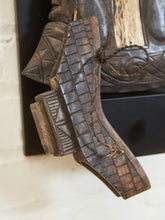 Load image into Gallery viewer, VINTAGE TORAJA SULAWESI INDONESIA CARVED WOOD &amp; BUFFALO HORN BETEL NUT BOX
