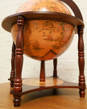 Load image into Gallery viewer, Chess Set Globe
