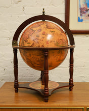 Load image into Gallery viewer, Chess Set Globe
