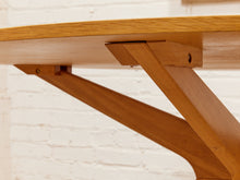 Load image into Gallery viewer, Spider Round Table
