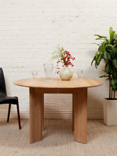 Load image into Gallery viewer, Oak Dining Table with 2 Leaves
