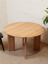 Load image into Gallery viewer, Oak Dining Table with 2 Leaves
