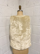 Load image into Gallery viewer, Faux Fur Vest (M)
