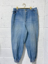 Load image into Gallery viewer, Vintage Light Denim Pants with Tapered Legs
