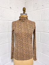 Load image into Gallery viewer, Lightweight Animal Print Turtleneck (S)
