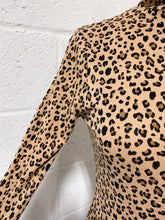 Load image into Gallery viewer, Lightweight Animal Print Turtleneck (S)
