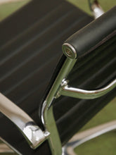 Load image into Gallery viewer, Aluminum group style office Chair
