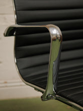 Load image into Gallery viewer, Aluminum group style office Chair
